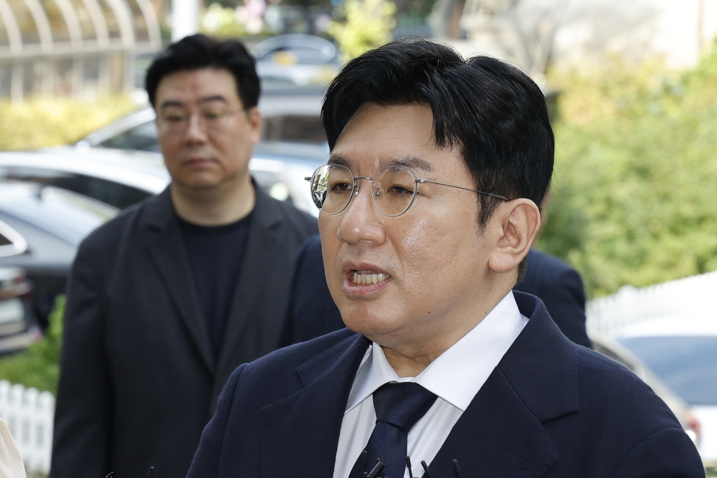 K-pop Powerhouse Hybe Chief Avoids Arrest as Prosecutors Question Fraud Case