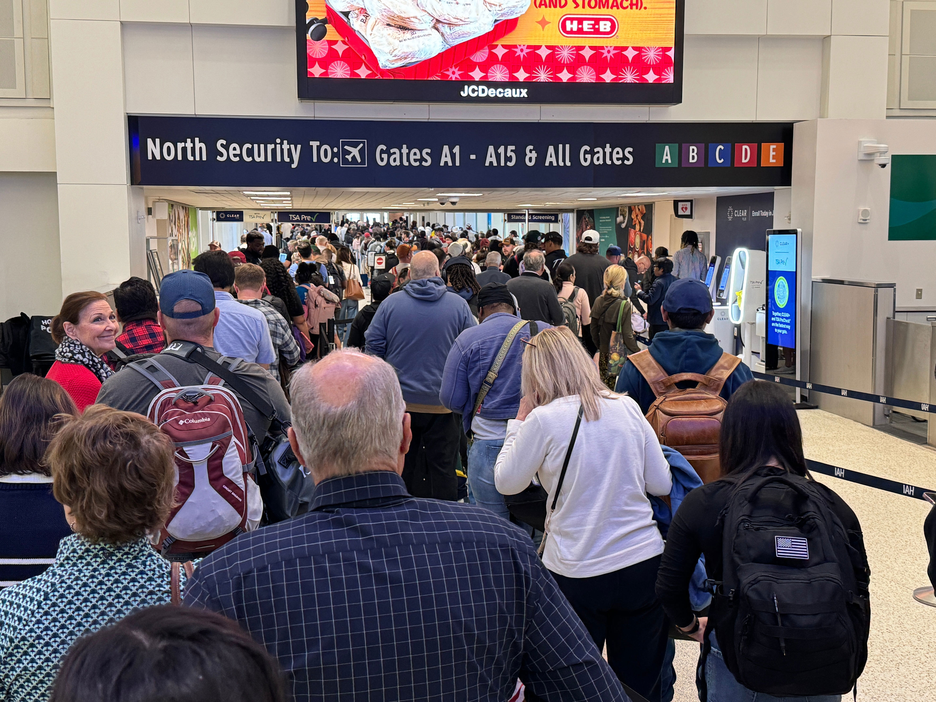 Trump Promises Executive Order to Pay Airport Security Workers Amid Government Shutdown